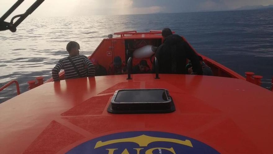 Buscan a 10 desaparecidos de una patera entre el litoral de la Vega Baja y Murcia