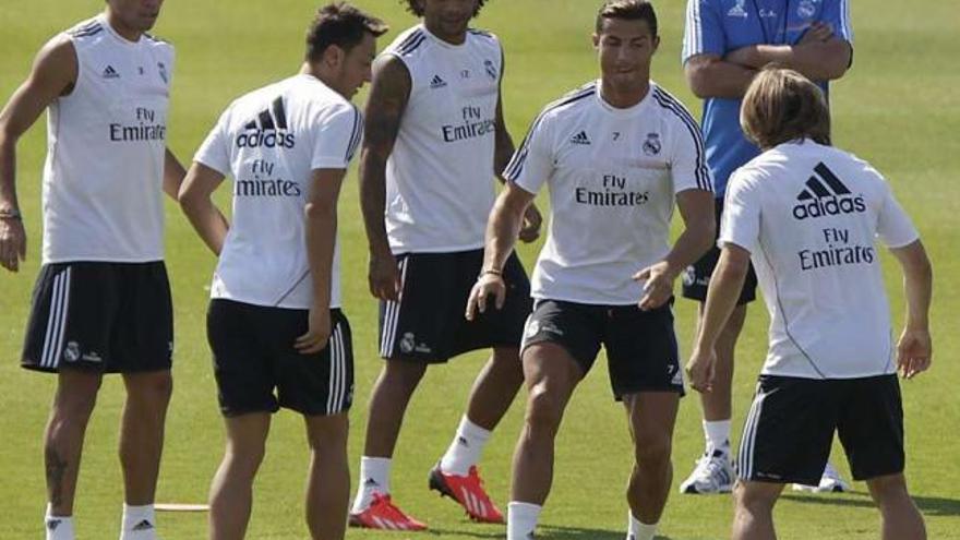 Pepe, Özil, Marcelo, Cristiano y Modric realizan un rondo ante la mirada de Ancelotti. // Sergio Barrenechea