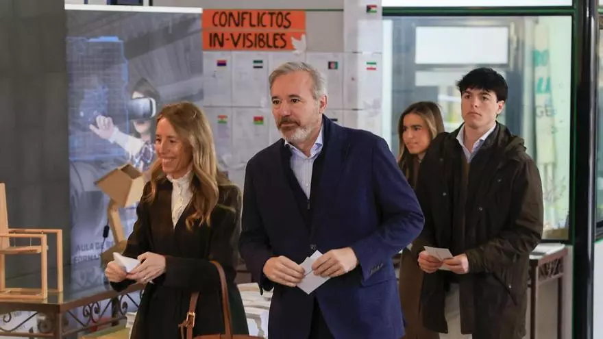 Azcón llega al Hotel Petronila para seguir el escrutinio electoral: "Creo que vamos a ganar"