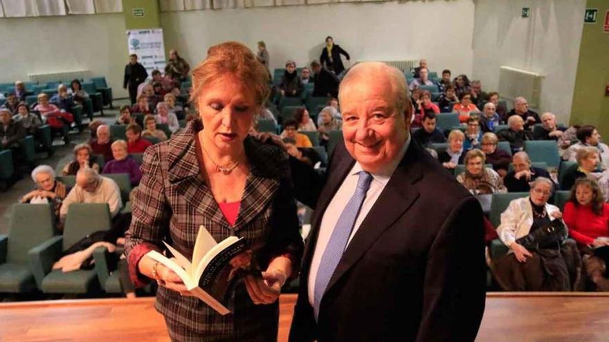 Carmen Ferreras hojea el libro de Ramón Sánchez-Ocaña (derecha) antes de la conferencia.