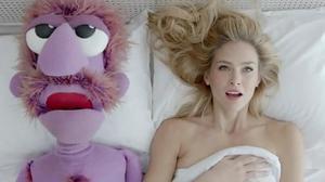 Israel veta un anunci de la model per a la firma de llenceria Hoodies.