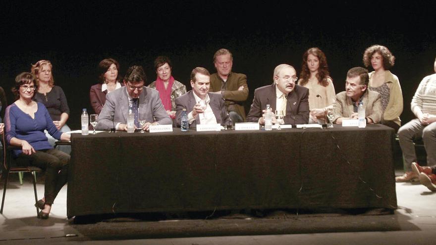 Manuel Vieites (drcha), con Ramón Villares, presidente do Consello da Cultura Galega, el 10º aniversario de la ESAD.  // FdV