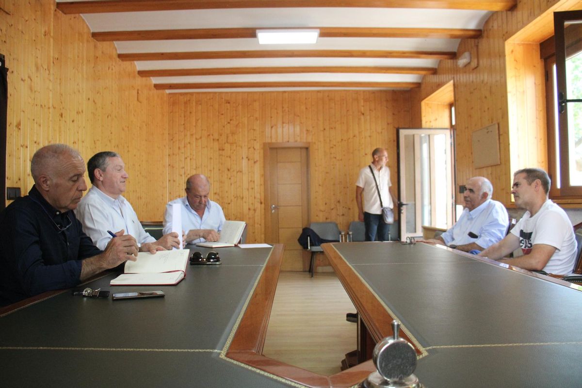 Reunión del nuevo alcalde de Galende, Miguel Ángel Martos Rábano, con el presidente y técnicos de la Diputación.