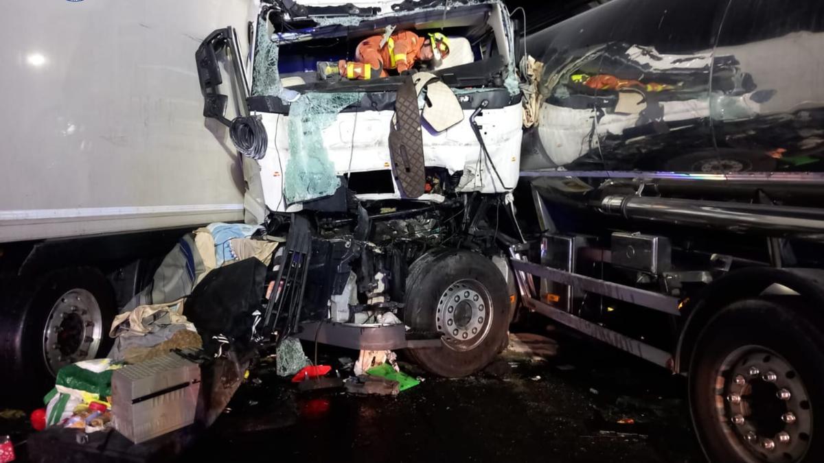 Los bomberos han tenido que excarcelar a uno de los ocupantes de un camión