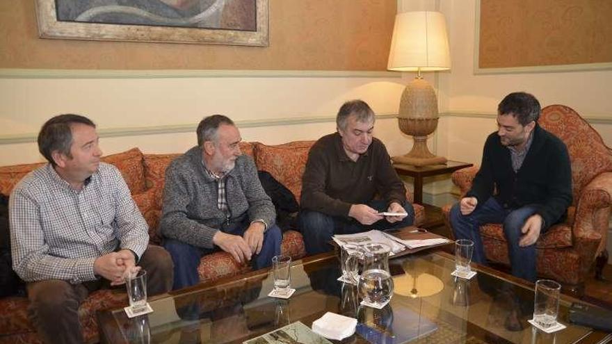 Reunión de representantes de UGT con el alcalde, ayer.