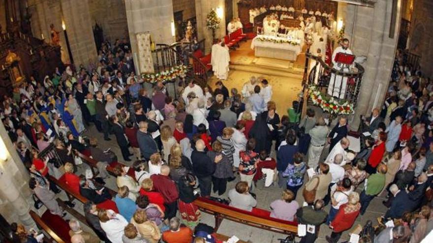 La nave central y altar mayor de la catedral, en una de las últimas multitudinarias celebraciones.  // Marta G. Brea