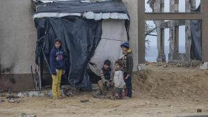 Niños palestinos desplazadas en Deir Al Balah.