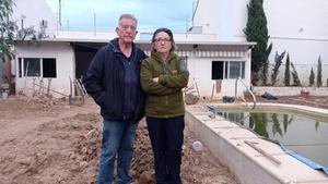 Javier y Mila posan en el patio de su alquería, tomado aún por el barro