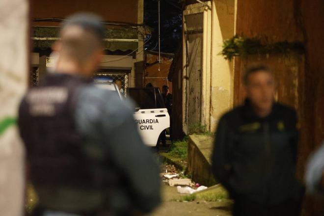 Así fue el espectacular operativo de la Guardia Civil en La Camocha, Gijon (en imágenes)