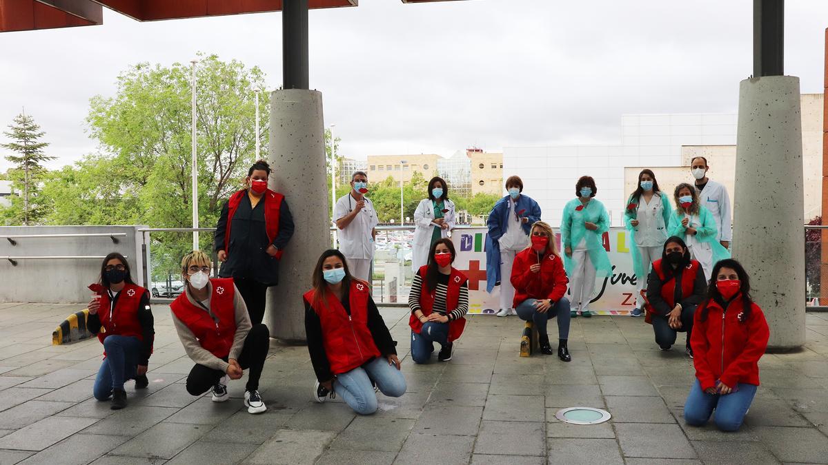 Miembros de la Cruz Roja junto a sanitarios del hospital Virgen de la Concha de Zamora