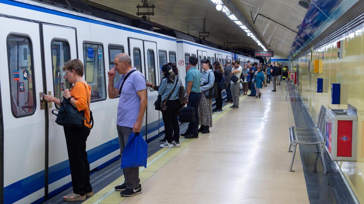 Los pasajeros madrileños ya pueden circular por un tramo de la línea 1 de Metro, pero aún permanecen varias estaciones sin servicio