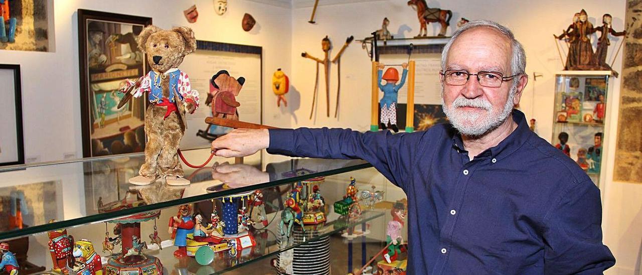 Antonio Chaves, cun dos xoguetes da súa colección, onte no Museo do Xoguete.  | // BERNABÉ/ANA AGRA