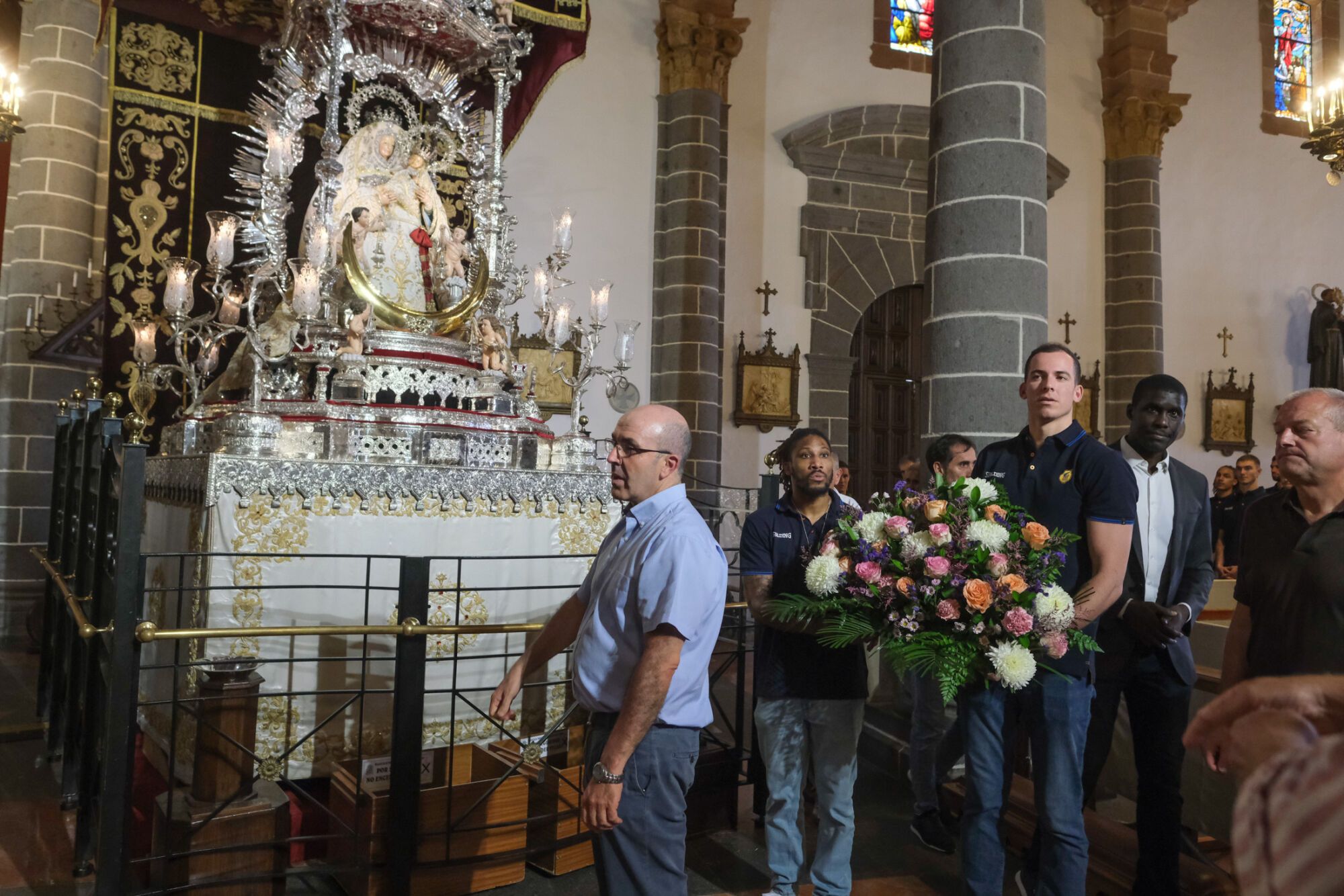 La plantilla del CB Gran Canaria visita a la Virgen del Pino