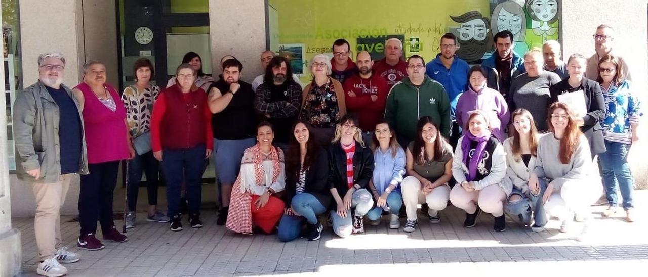 Trabajadores y usuarios de la Asociación Avelaíña en el centro de rehabilitación en Ponteareas.   | // D.P.