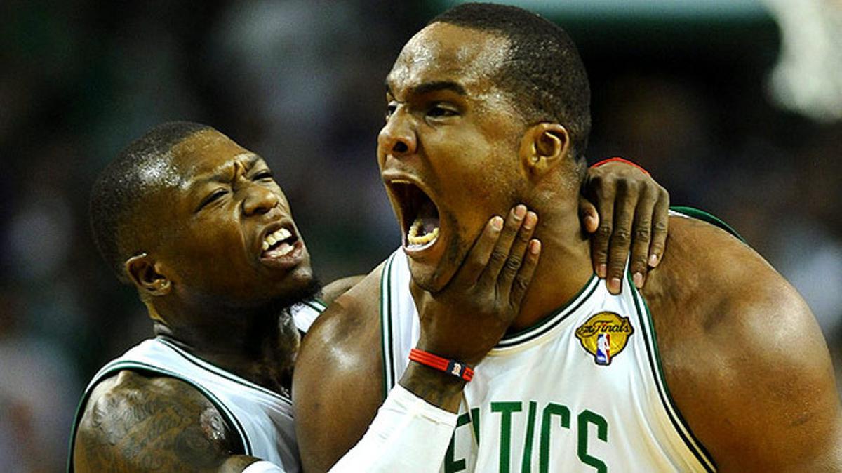 Els jugadors dels Celtics de Boston Glen Davis i Nate Robinson criden eufòrics després de derrotar Los Angeles Lakers en el quart partit de la final de la NBA. La sèrie està empatada a dos jocs.