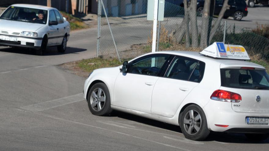 Un cotxe d&#039;autoescola durant un examen de conduir.