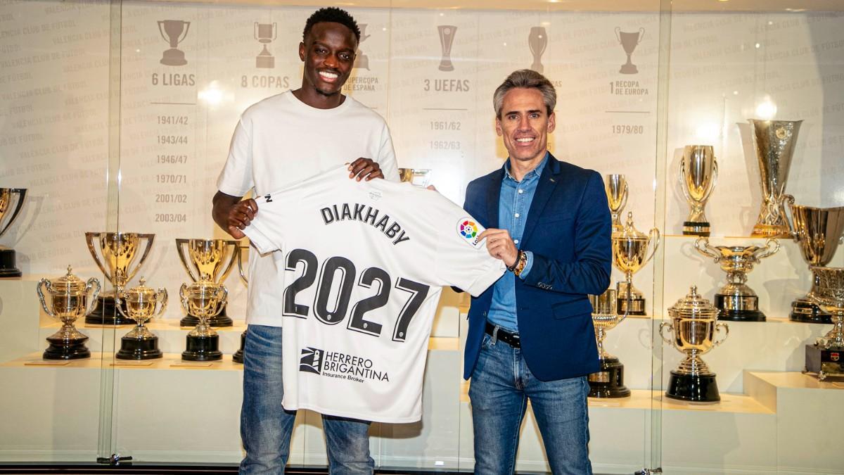 Diakhaby renueva su contrato con el Valencia hasta 2027