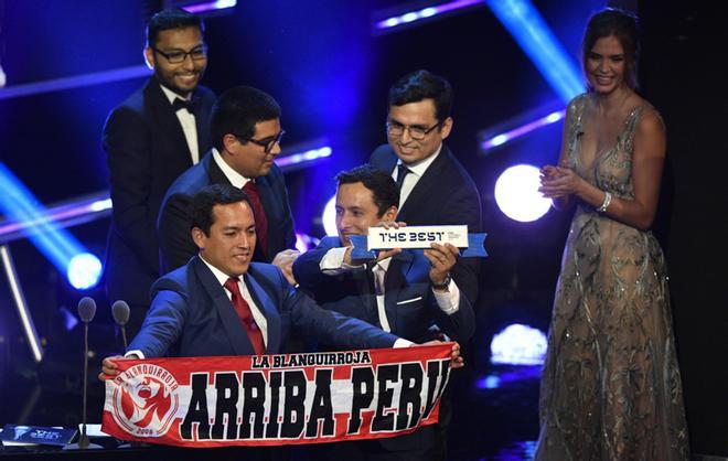 Los aficionados de la selección peruana de fútbol reciben el premio a la mejor afición del mundial durante la gala de los premios FIFA the Best 2018 en Londres