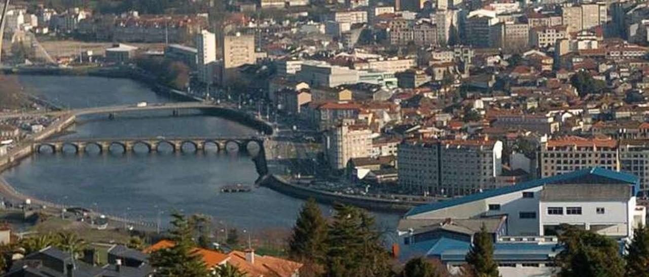 Edificaciones en A Caeira, con Pontevedra al fondo. // Gustavo Santos