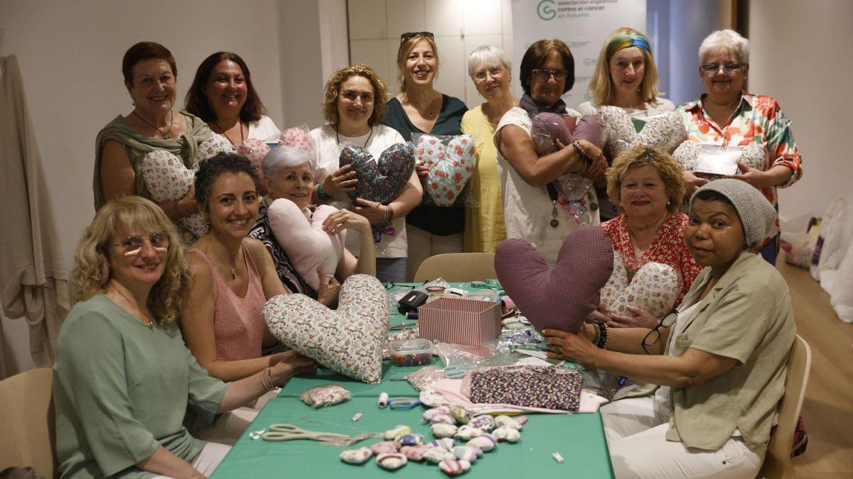 VÍDEO: Así es el taller de costura que impulsa la AECC en Gijón con el objetivo de realizar cojines diseñados para mujeres operadas de tumores de mama