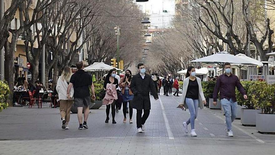 Ciudadanos paseando por la calle Blanquerna.