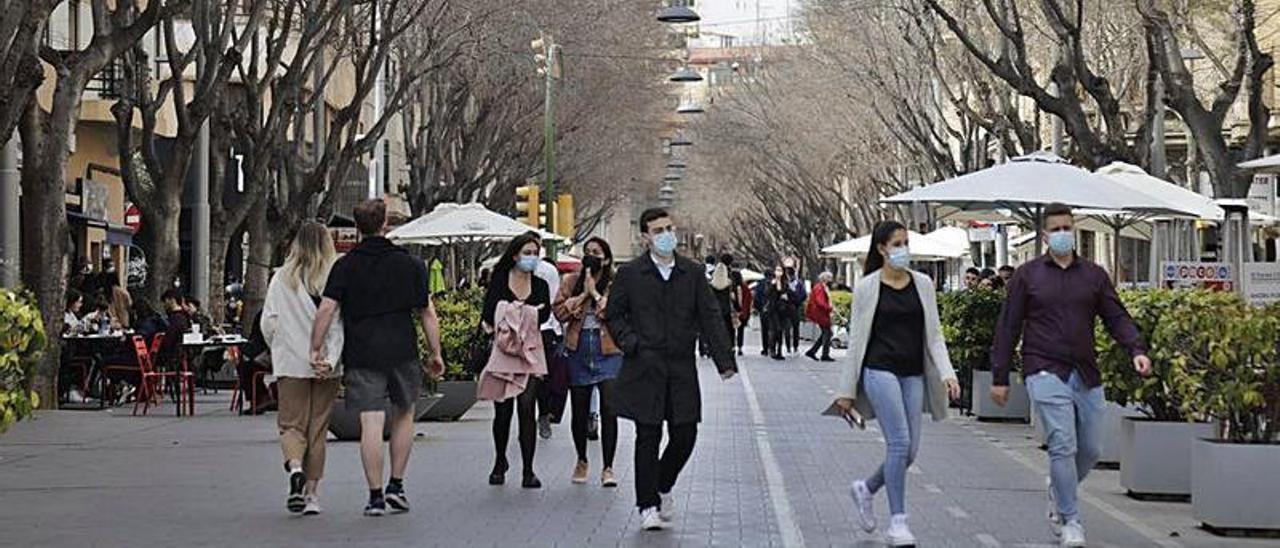 Ciudadanos paseando por la calle Blanquerna.