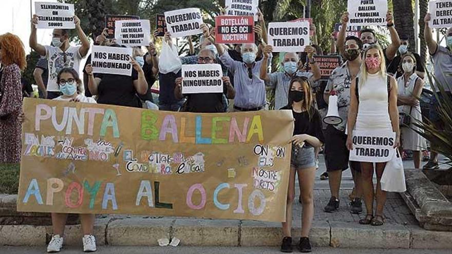 Los manifestantes durante la protesta de ayer frente a la sede de la presidencia del Govern.