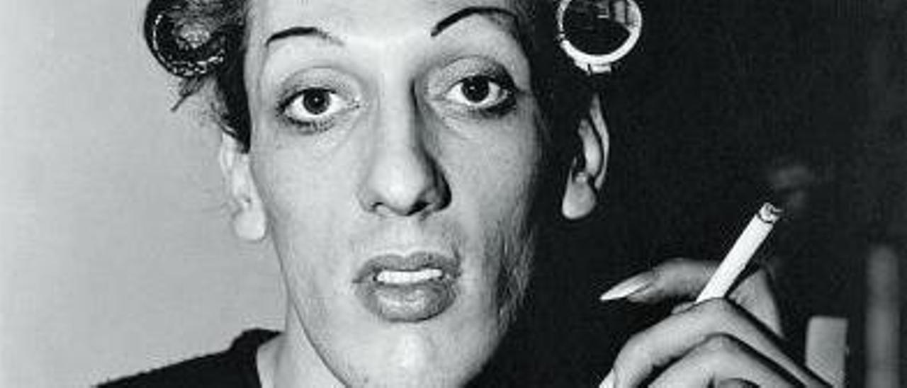 Cuatro fotos de Diane Arbus; Joven travesti con rulos, La mujer del velo, Circense y La sacerdotisa del mal.