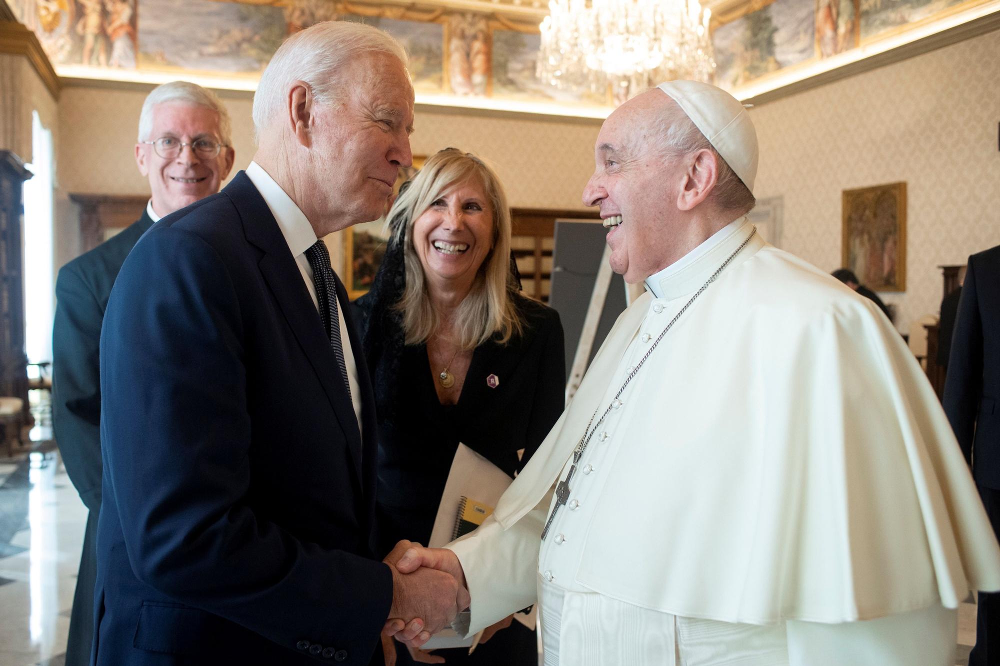 Saludo entre el Papa Francisco y el presidente de EE UU Joe Biden, en el encuentro que han mantenido este viernes en el Vaticano.