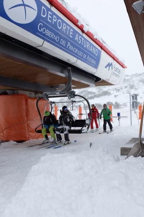 Primer día de esquí en la estación de Fuentes de Invierno