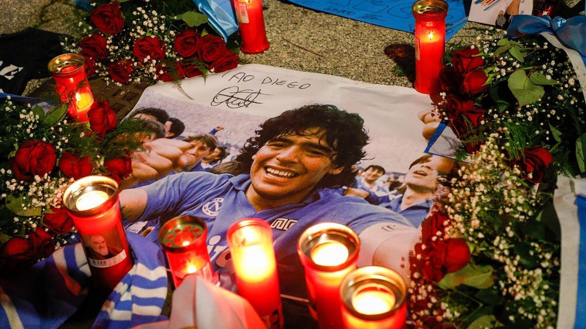 Flores y velas en recuerdo de Maradona.