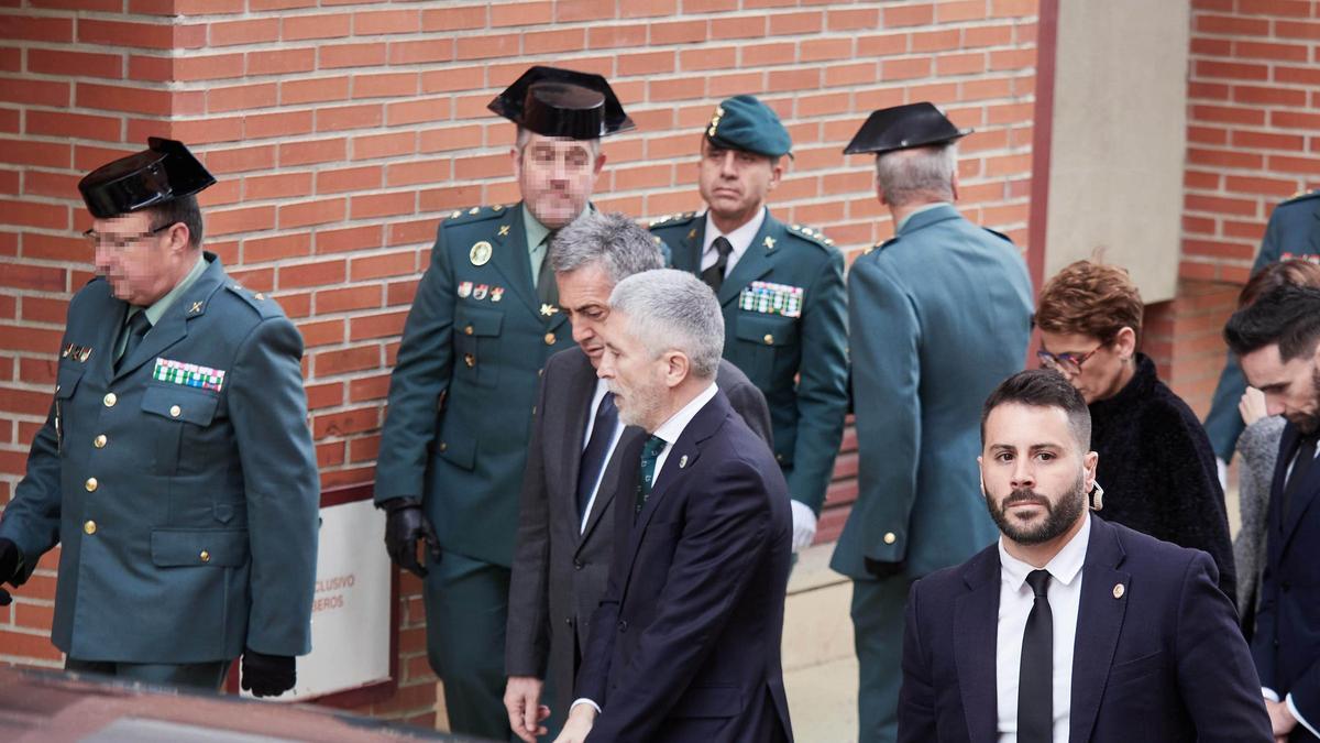 Marlaska, con Chivite al fondo, en la capilla ardiente del guardia civil David Pérez.