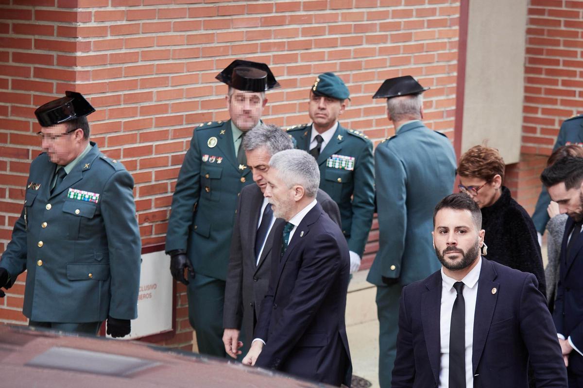 Marlaska, con Chivite al fondo, en la capilla ardiente del guardia civil David Pérez.