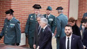 Marlaska, con Chivite al fondo, en la capilla ardiente del guardia civil David Pérez.