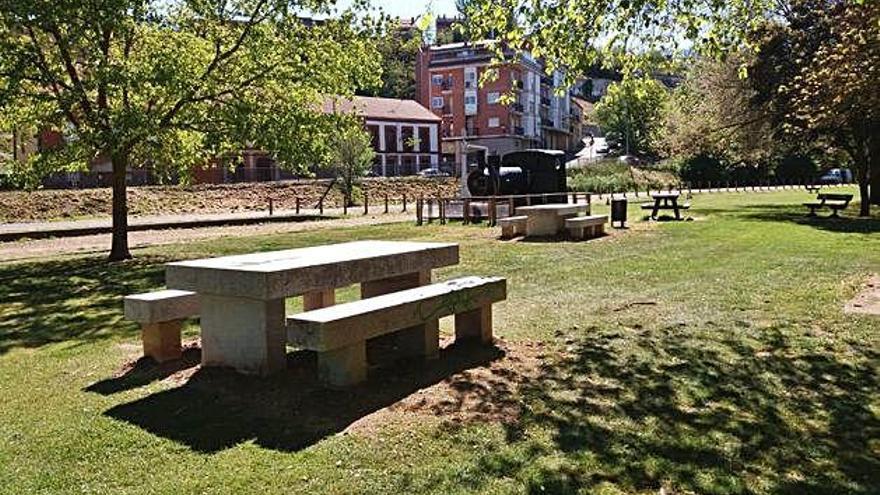 Los &quot;costosos&quot; bancos y mesas de piedra de Valdelafuente, reinstalados en la zona verde de la estación