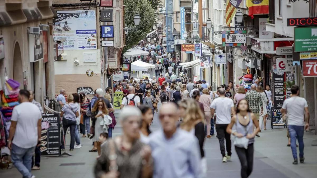 La calle Oms de Palma repleta de ciudadanos en un día de verano.