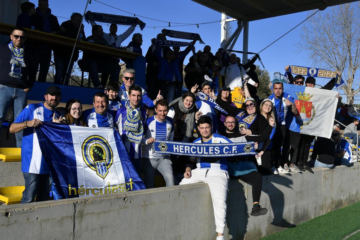 Parte de la hinchada blanquiazul presente en el municipal Sa Plana de Andratx antes del comienzo del partido del Hércules.