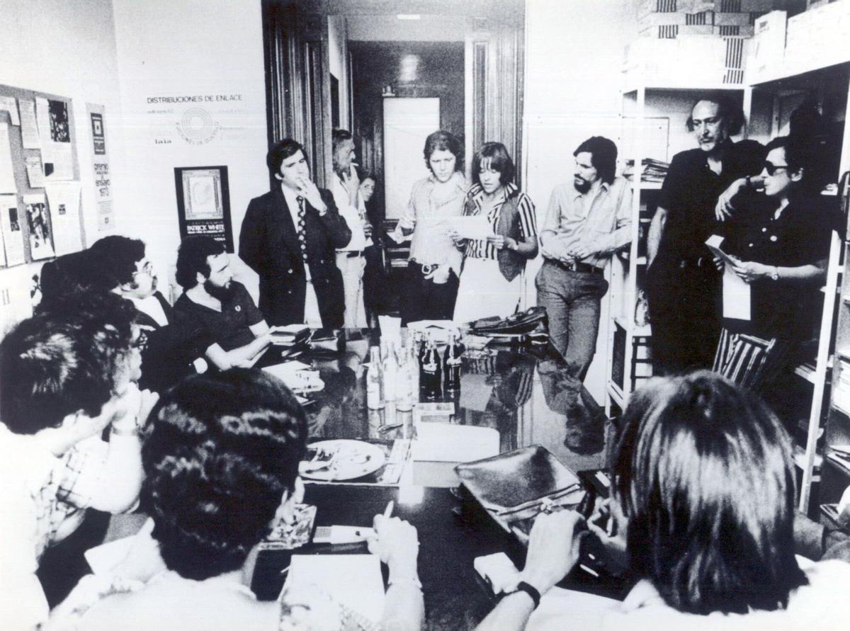 Rueda de prensa de los editores propietarios de la distribuidora Enlace tras en agosto de 1974 tras un atentado de los Grupos de Acción Sindicalista de extrema derecha contras sus almacenes. En la imagen, Rafael Soriano, Carlos Barral, Jorge Herralde, Beatriz de Moura, Alfonso Carlos Comín, Josep Maria Castellet y Esther Tusquets.