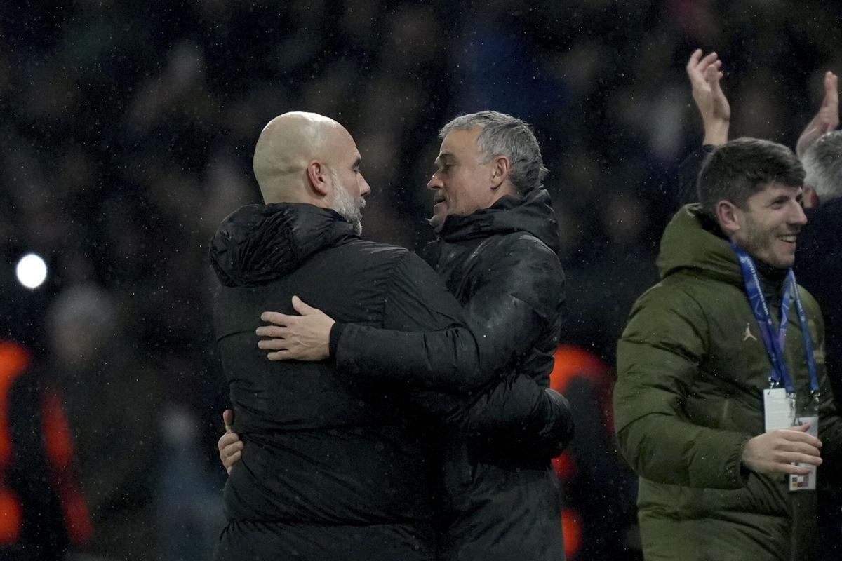 Pep Guardiola y Luis Enrique se saludan al final del PSG-Manchester City de la Champions League 2024/25