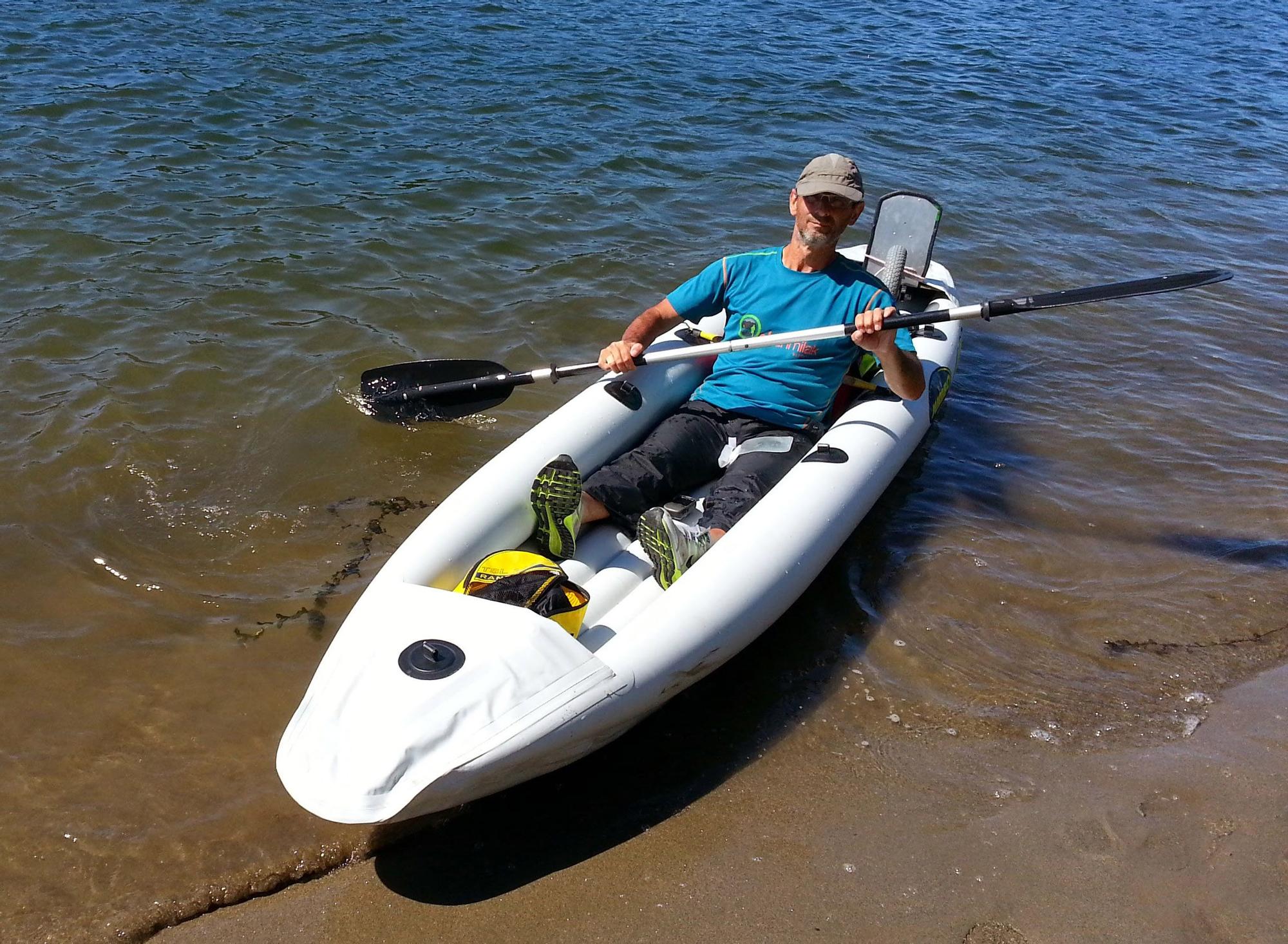 En una de sus rutas anfibias en kayak.