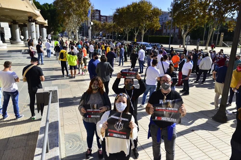 Los hosteleros protestan en las calles de Cartagena sin el apoyo de su patronal