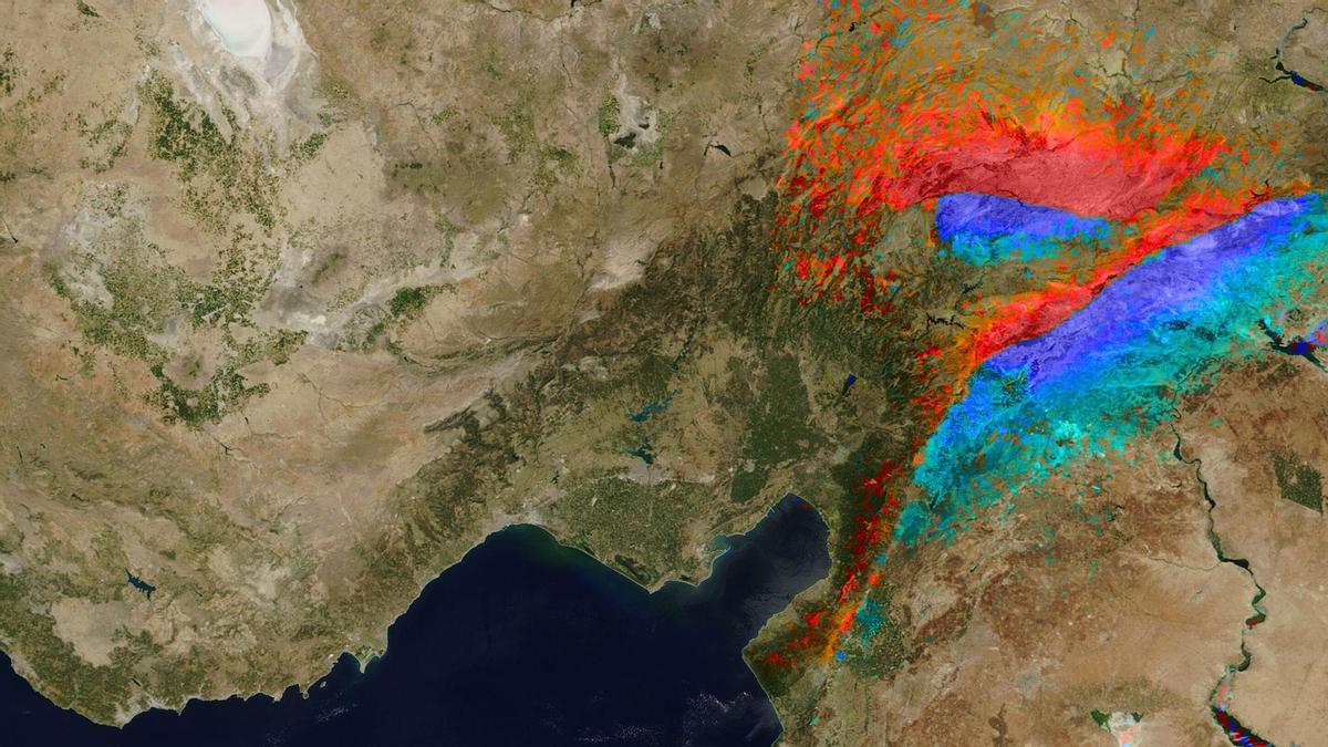 La zona del terremoto a vista de satélite: las áreas azules representan el movimiento en dirección Este y las áreas rojas representan el movimiento en dirección Oeste.