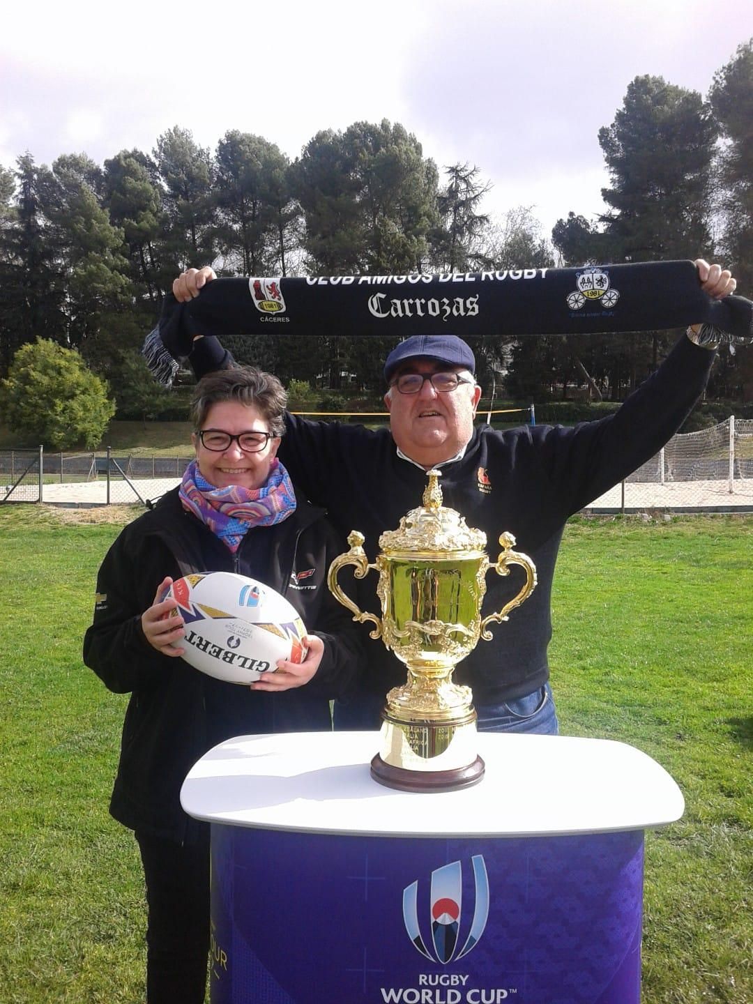 Rebeca y Pinino junto al trofeo de la Copa del Mundo.