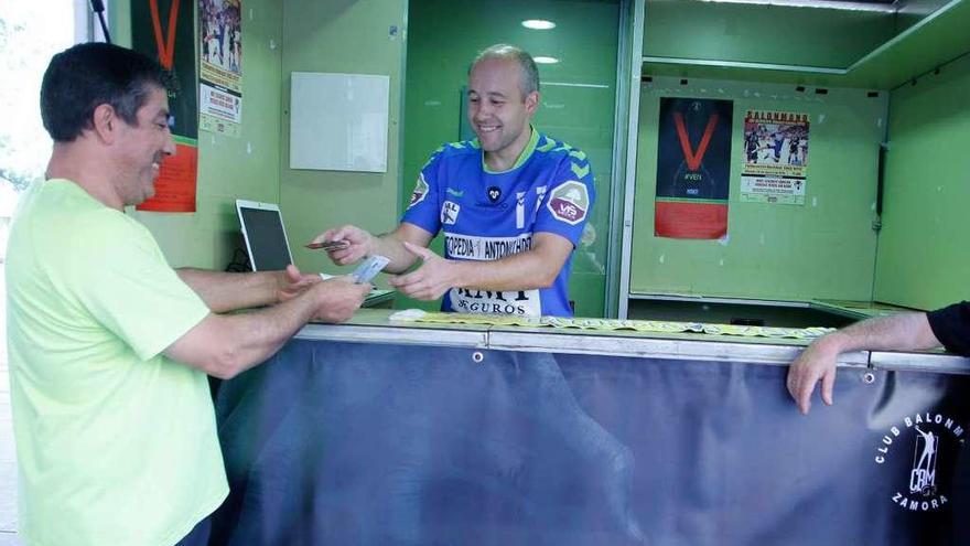 El vicepresidente Arcel Andrés hace entrega de un carnet en la caseta de Santa Clara durante otro verano.
