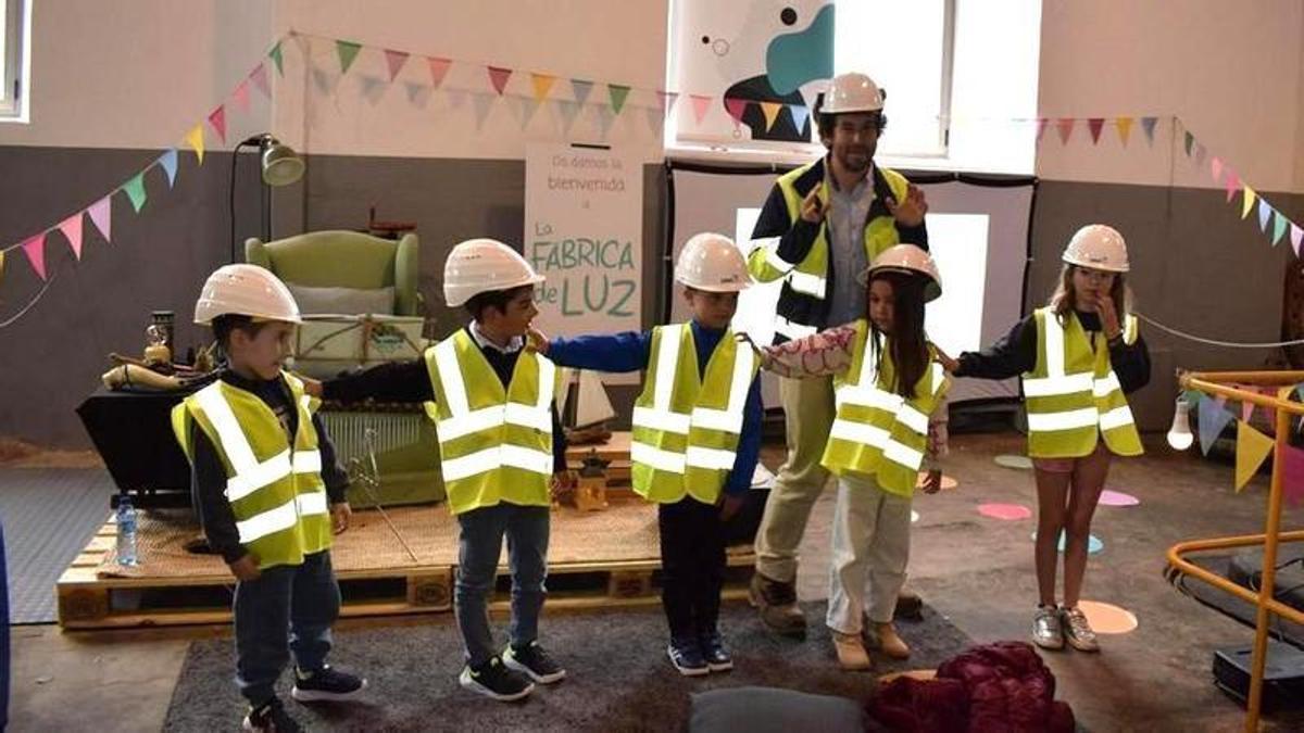 Escolares del CEIP do Pindo durante la presentación del libro.
