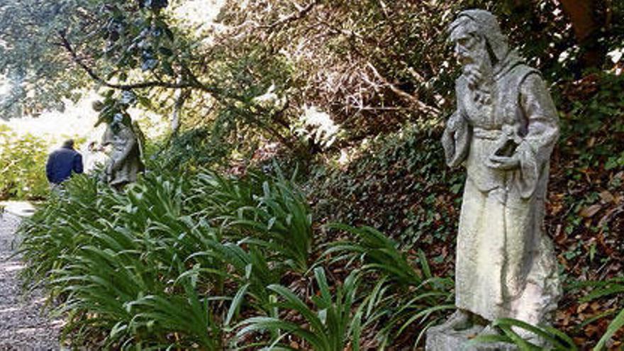Un jardín flanqueado de estatuas &quot;regaladas por los ayuntamientos&quot;