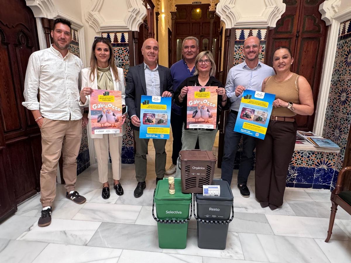 Presentación del Ayuntamiento y Urbaser de la campaña de reciclaje en las zonas donde la recogida es puerta a puerta