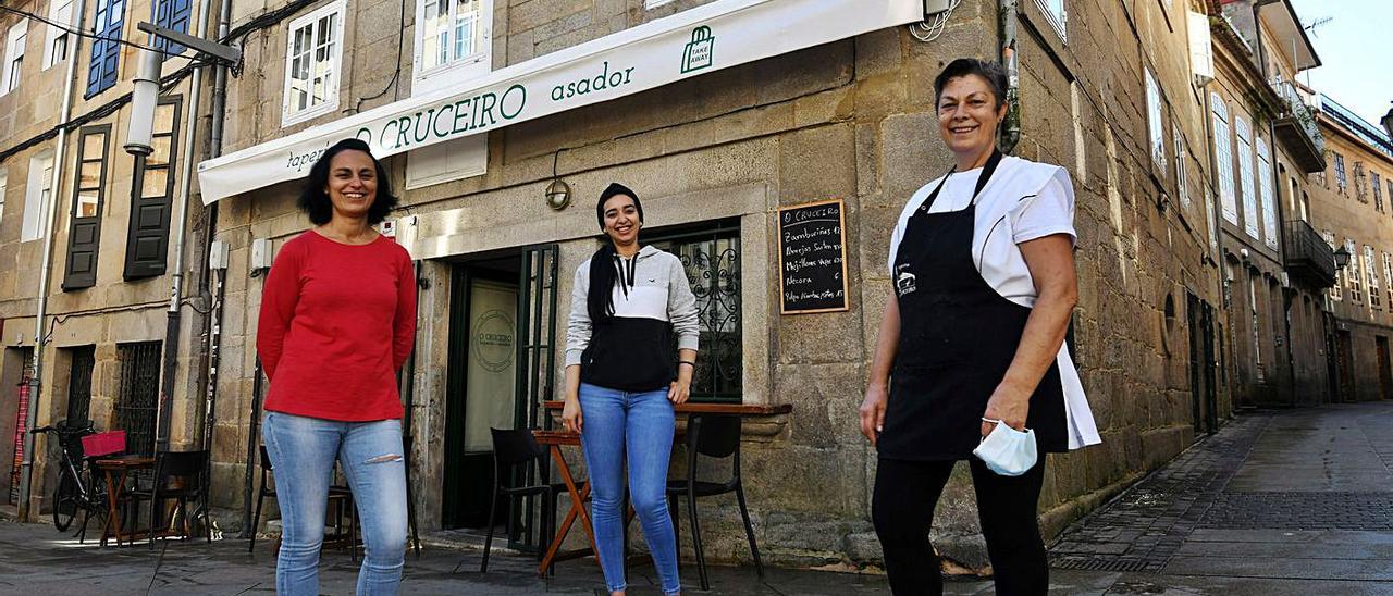 Las hosteleras María Teresa y María del Carmen Veiga con una de sus trabajadoras, Mina.   | // GUSTAVO SANTOS