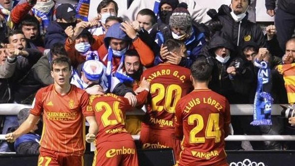 Rubén García Senao, con gorro y gafas, tras el abrazo con Álvaro Giménez.