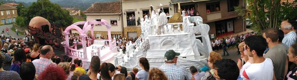 Desfile de carrozas en Valdesoto